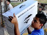 Hondurenho carrega urna onde ser�o depositados os votos. Foto: AFP