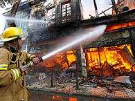 At� as 15h45, equipes dos Bombeiros estavam no local tentando controlar as chamas. Foto: AP
