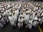 Crian�as desprovidas indianas vestidas como Mahatma Gandhi caminham em rua de Calcut� durante tentativa de quebra de recorde mundial. Organiza��es n�o governamentais locais caracterizam 485 crian�as de regi�es pobres da �ndia como o antigo l�der pacifista para comemorar o anivers�rio da morte dele, a ser celebrado no dia 30 de janeiro Foto: AP