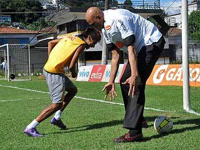 Ex-piv� do Los Angeles Lakers refor�ou torcida pelo Santos e se encontrou com Neymar no CT Rei Pel� Foto: Ivan Storti/Ag�ncia Lance