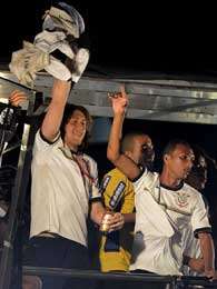 Jogadores foram comemorar o título com a torcida no Anhembi. Foto: Ricardo Matsukawa/Terra