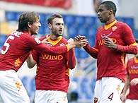 Com gol e assist�ncia, zagueiro brasileiro foi um dos destaques da f�cil vit�ria da Roma. Foto: AP