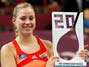 Kerber sorri com trof�u do WTA de Paris, primeiro t�tulo da carreira da tenista. Foto: Reuters