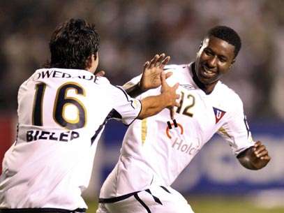 Mendez (dir.) e Bieler comemoram o terceiro gol contra o Fluminense. Foto: AP