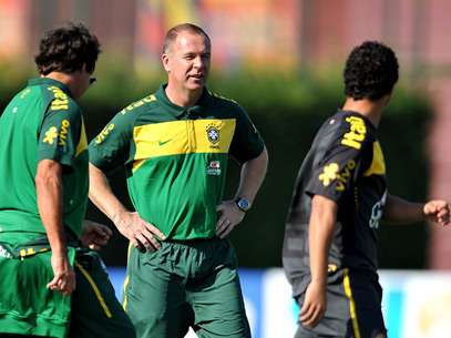 Aos 25min da atividade deste domingo, t�cnico brasileiro colocou P. Coutinho no lugar de Hernanes. Foto: Reinaldo Marques/Terra