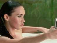 Megan Fox fica dentro de uma banheira com espuma no comercial. Foto: Reprodu��o