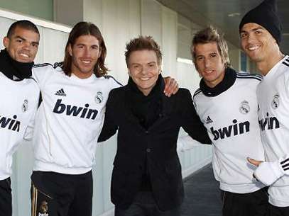 Michel Teló fez uma pausa em sua turnê pela Europa para visitar os jogadores do Real Madrid. Foto: Reprodução
