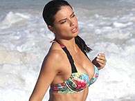 Adriana Lima posou para a Victoria's Secret em St Barts, no Caribe. Foto: The Grosby Group