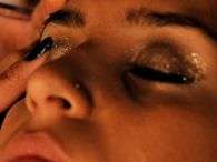 O olho marcado por glitter � uma tend�ncia que sair� direto das passarelas para as ruas. Foto: Edson Lopes Jr./Terra