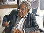 Mujica conversa com colaboradores ap�s almo�ar em um restaurante no centro da capital Montevid�u. Foto: AFP
