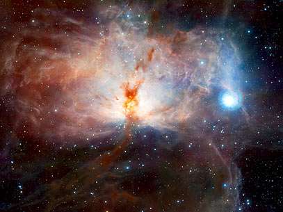 Imagem do telesc�pio Vista mostra a nebulosa Flame, esp�cie de chama alaranjada � esquerda da estrela azul mais brilhante. Foto: Divulga��o