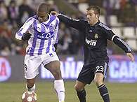 Nivaldo disputa bola na derrota de seu time para o Real Madrid. Foto: EFE