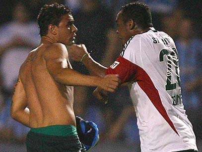 Obina e Maurício se desentenderam na saída para os vestiários e deram início a grande tumulto no gramado do Estádio Olímpico. Foto: Gazeta Press