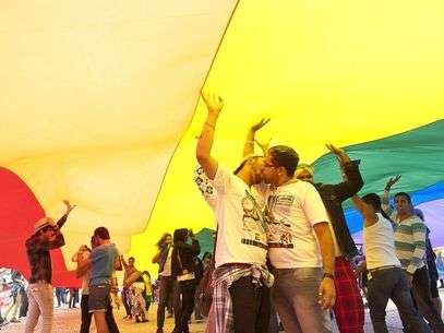 Munidos de bandeiras nas cores do arco-�ris, gays, l�sbicas, travestis e transexuais de todo o Pa�s participam de uma grande marcha em Bras�lia (DF) para cobrar a criminaliza��o da homofobia e defender que a diversidade sexual seja discutida dentro do ambiente escolar. Foto: Marcello Casal Jr./Ag�ncia Brasil   