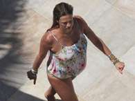 Luana Piovani exibiu seu barrig�o de sete meses na piscina de um hotel no Rio. Foto: AgNews