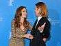 O casal distribuiu sorrisos no tapete vermelho. Foto: Getty Images