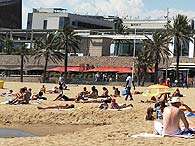 Jogadores est�o concentrados fica na frente da praia Barceloneta, a mais badalada da cidade. Foto: Reinaldo Marques/Terra