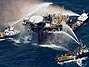 Barcos jogam �gua em plataforma de g�s e �leo que explodiu pr�ximo � costa da Louisiana. Foto: AP