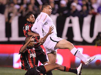 Ronaldo fez o primeiro gol do jogo de p�nalti. Foto: Gazeta Press