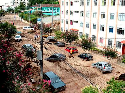 Rua tem carros atolados em Nova Friburgo. Foto: Antonio Lacerda/EFE