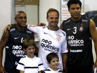 Barrichello leva os filhos para conhecer Roberto Carlos e Ronaldo. Foto: Leo Pinheiro/Futura Press