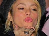 Shakira manda beijo para f�s na Fran�a. Foto: The Grosby Group