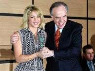 Shakira recebe a Ordem das Artes e das Letras das m�os de Fr�d�ric Mitterrand. Foto: AFP