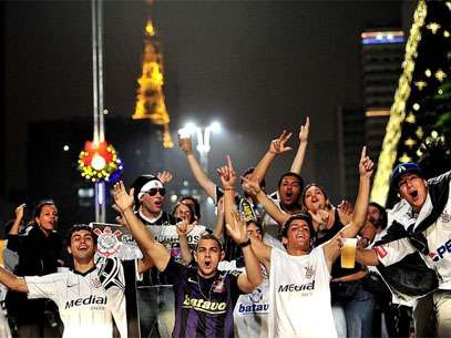 Avenida Paulista virou palco para a comemoração do título brasileiro do Corinthians após empate com o Palmeiras no Pacaembu. Foto: Fernando Borges/Terra