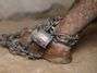 Viciado em drogas, Jalaluddin, 23 anos, � acorrentado pelo p� a uma parede em cela no templo de Mia Ali Baba, em Jalalabad. Foto: AP