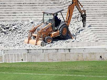Antes do último jogo, anel inferior do Maracanã é demolido