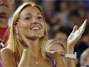 Enquanto os tenistas se esfor�am dentro de quadra, das arquibancadas as namoradas dos principais jogadores do circuito se emocionam, se empolgam e incentivam os amados em busca do t�tulo. Parceira Djokovic, a s�rvia Jelena Ristic tem sido uma das mais empolgadas dos camarotes; Veja fotos dos bastidores em Melboune. Foto: AP