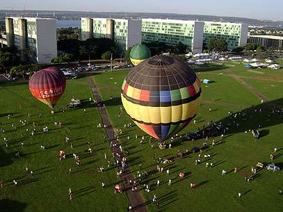 Balões colorem o céu de Brasília (DF) durante festival para comemorar os 52 anos da cidade. Foto: Gustavo Gantois/Terra Balões colorem o céu de Brasília (DF) durante festival para comemorar os 52 anos da cidade. Foto: Gustavo Gantois/Terra