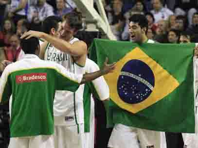 Jogadores brasileiros festejam a classificação após derrotarem a República Dominicana. Foto: AP
