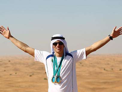 De braços abertos, Cielo mostra os dois ouros no deserto. Foto: Satiro Sodré/CBDA/Divulgação De braços abertos, Cielo mostra os dois ouros no deserto. Foto: Satiro Sodré/CBDA/Divulgação