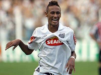 Neymar sorri ao comemorar um dos gols marcados no clássico contra o São Paulo. Foto: Djalma Vassão/Gazeta Press