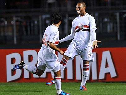 Com gol de Paulo Miranda no início do jogo, São Paulo bate santistas no Morumbi. Foto: Ricardo Matsukawa/Terra