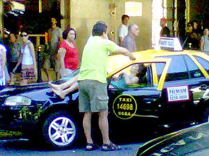 Taxista socorre mulher de 30 anos que se jogou de hotel no centro de Buenos Aires. Foto: Reuters