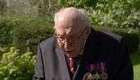 De andador, veterano de guerra de 99 anos arrecada milhões para saúde pública britânica