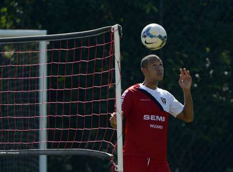 Luís Fabiano reclama de dores e é poupado de treino