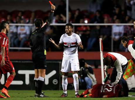 Everton do Fla 'inocenta' Michel Bastos pela entrada violenta