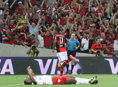 Heroi da classificação do Fla exalta Vanderlei Luxemburgo