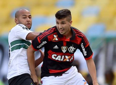 Flamengo sai da confusão e entra de férias com vitória