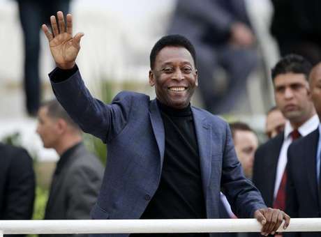 Pelé segue com melhora clínica, mas sem previsão de alta