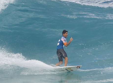 OFF - Slater presta reverência a Medina: 