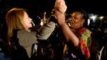 Brancos e negros dançam juntos por Mandela e fecham ruas