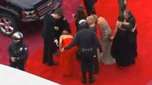 Jennifer Lawrence se arruma após segundo tombo em Oscar