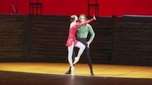 Bailarinos ucranianos e russos se unem para ajudar escola