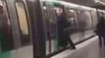 Racismo! Torcida do Chelsea impede negro de entrar no metrô