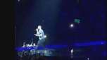 Fã invade palco de Maroon 5 e ataca o vocalista Adam Levine