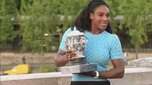 Poderosa! Serena Williams posa com troféu na Torre Eiffel